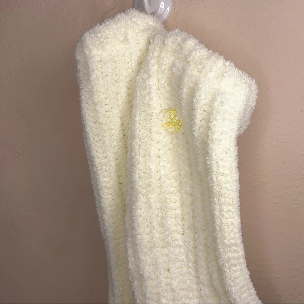 NWOT Women’s Earth Therapeutics Ivory White Fuzzy Knit Grip Socks